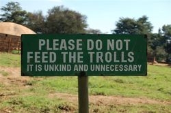 [Immagine: 20129623394_Please-dont-feed-the-trolls.jpg]