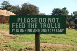 [Immagine: 20129623394_Please-dont-feed-the-trolls.jpg]