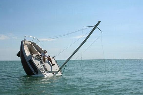 [Immagine: 201072114954_sunken_yacht_01.jpg]