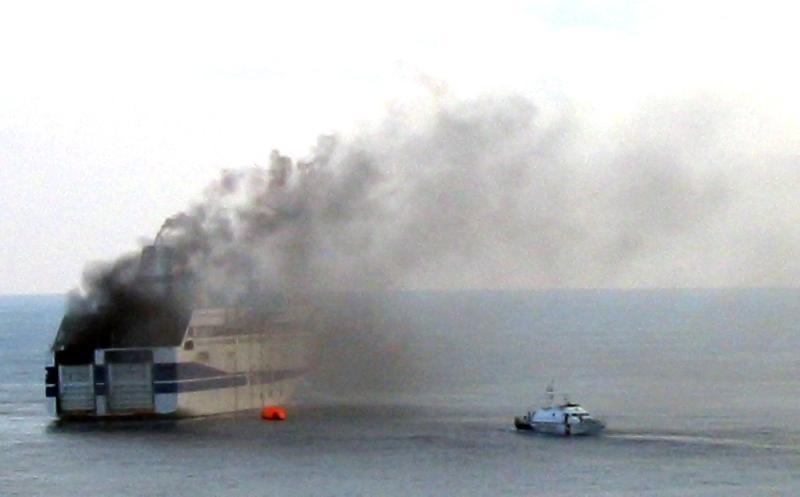 [Immagine: 2011228103251_traghetto_in_fiamme.jpg]
